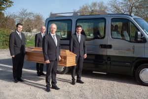 fleurs dans un vase dans un cimetiere